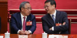 胡春华（左）、陈吉宁代表出席2023年3月11日在中国北京举行的全国人民代表大会第四次全体会议开幕。（图片来源：Lintao Zhang/Getty Images ）