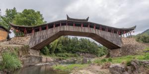 温州泰顺文兴桥，是一座清代编梁木拱廊桥。（Siyuzj/wiki/CC BY 4.0）