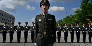 2025年8月20日，中国北京，在纪念二战结​​束的阅兵式上，一名军官高声宣读着军令（图片来源：Kevin Frayer/Getty Images)