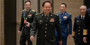 2024年4月22日，时任中共中央军委副主席张又霞抵达山东省青岛市，出席第十九届西太平洋海军研讨会开幕式前合影。（图片来源：Getty Images）