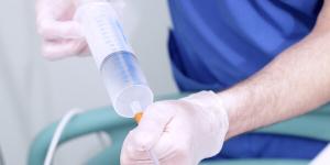 插管强行输液维持生命。  示意图   (图片来源：网络截图)