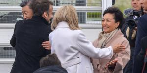 2024年5月7日，中共国家主席习近平和夫人彭丽媛在法国西南部塔布-卢尔德机场出发前拥抱法国总统马克宏和夫人布丽吉特·马克宏。（图片来源：Getty Images）