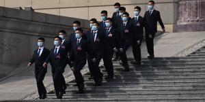 2024年3月10日，中共政治协商会议闭幕式后，安保人员在北京人民大会堂外行走。（图片来源：Getty Images）