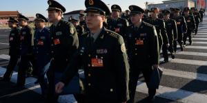 2014年3月5日，出席中共全国人民代表大会第一次会议的军队代表抵达北京人民大会堂。（图片来源：Getty Images）