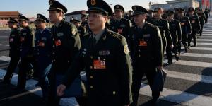 2014年3月5日，出席中共全国人民代表大会第一次会议的军队代表们抵达北京人民大会堂。（图片来源：Getty Images）