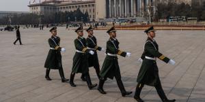 2024年3月10日：中共人民政治协商会议闭幕式结束后，共军仪仗队在天安门广场行进。（图片来源：Getty Images）