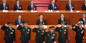 2023年3月11日，在全国人民代表大会第四次全体会议上，中共中央军委副主席张又侠和何卫东（前排）与新任中央军委委员一同宣誓就职。(Lintao Zhang/Getty Images)