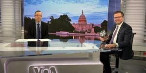 《按需杀戮》一书的作者、《大纪元时报》高级编辑杨杰凯(Jan Jekielek)2026年2月16日在美国之音总部演播室接受美国之音中文部专访。(图片来源：美国之音)