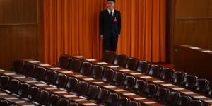 2024年3月10日，北京人民大会堂，中共人民政治协商会议闭幕前，一名安保人员在看守代表席。（图片来源：Getty Images）