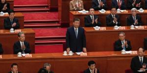 2025年3月4日，中共党魁习近平（中）参加人民大会堂举行的中共政协会议开幕式。（图片来源：Getty Images）