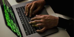 黑客    （图片来源: 免费图片 pexels）