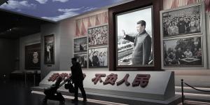 2026年3月1日，在全国人民代表大会年度会议开幕前夕，参观者走过位于北京的中国共产党博物馆。（图片来源：Pedro PARDO / AFP via Getty Images）