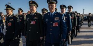 中国北京 2026年3月9日，中共军方代表进入人民大会堂出席全国人民代表大会第二次全体会议。（图片来源：Getty Images）