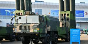 2024年11月12日，在广东省珠海市举行的第15届中共国际航空航天展览会上，展示HQ-9B地对空飞弹武器系统。（图片来源：Getty Images）