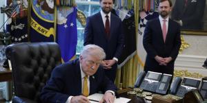 2026年3月16日，川普签行政令，成立“消除欺诈工作组”  （图片来源: Alex Wong/Getty Images)