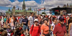 2012年7月1日，数千人聚集在加拿大首都渥太华的国会山，庆祝加拿大国庆日（George Rose/Getty Images)