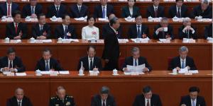 2026年3月9日，在北京召开中共全国人大会议，全国人大常委会委员长赵乐际（中）在发言后走回座位。（图片来源：Getty Images）