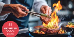 一位厨师在火上炙烤牛排。（123RF）