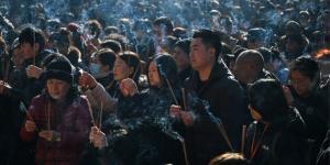 2026年2月17日，北京雍和宫人们焚香祈祷。（图片来源：Getty Images）