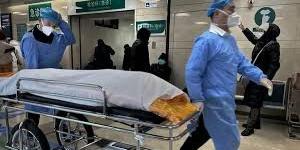 2023年1月2日，北京一家医院的医护人员用担架推着一具遗体。自2023年1月初中共突然解除防控措施以来，新冠肺炎病例激增，许多医院不堪重负。（图片来源：Getty Images）