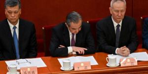 2023年3月4日，中共政治局委员马兴瑞、时任中央外事工作委员会办公室主任王毅、时任国务院副总理刘鹤出席中共政协会议开幕式。（图片来源：Getty Images）