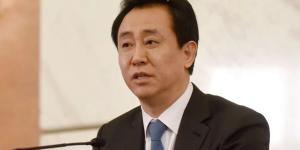 2016年3月6日，中共第十二届全国人民代表大会第四次会议期间，时任第十二届全国政协常委、恒大集团董事长许家印在新闻发布会上发言。（图片来源：Getty Images）