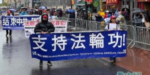 2026年4月25日，数千名大纽约地区法轮功学员在纽约法拉盛市中心举行了盛大的游行和集会活动，纪念19994.25中国法轮功学员北京和平大上访27周年。（看中国摄影：柳笛）