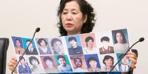 2016年5月26日，在美国华盛顿国会大厦的座谈会上，王春彦展示了16位在中国被迫害致死的法轮功朋友的照片。
