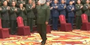 中共党魁习近平接见军队官兵。（图片来源：看中国合成图）