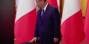 2025年12月 中共军方喉舌让习近平原形毕露。（图片来源:视频截图） 