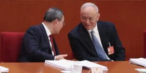 2026年3月5日，中共国务院总理李强（左）在北京人民大会堂举行的中共全国人民代表大会开幕式上，与中共中央办公厅主任蔡奇（右）交谈。（图片来源：Getty Images）