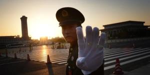 北京人民大会堂武警（图片来源：MARK RALSTON/AFP via Getty Images ）