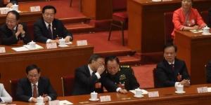 2018年3月17日，时任中共国务委员杨洁篪（左二）在中共第十三届全国人民代表大会第一次会议第五次全体会议期间，与中央军委副主席张又侠（右二）交谈。（图片来源：Getty Images）