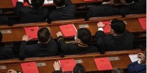 2020年5月28日，在北京人民大会堂内，中共代表出席全国人民代表大会闭幕式。（图片来源：Kevin Frayer/Getty Images）