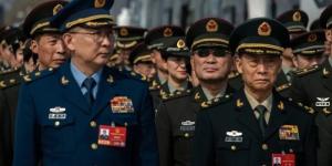 2026年3月12日，中共军事代表团的高级将领们将参加全国人民代表大会闭幕式，在这之前他们等候进入人民大会堂。（图片来源：Kevin Frayer/Getty Images）