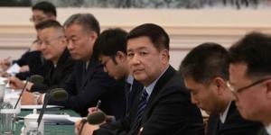 2024年6月20日，中共公安部部长王小洪（中）在北京与美国国家毒品管制政策主任拉胡尔·古普塔（Rahul Gupta）举行会议。（图片来源：NG HAN GUAN/POOL/AFP via Getty Images）