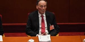 2022年3月5日，时任中共国家副主席王岐山在北京人民大会堂出席全国人民代表大会开幕会议。（图片来源：LEO RAMIREZ/AFP via Getty Images）
