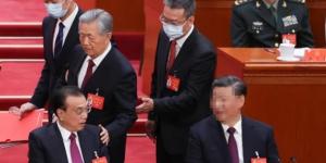 2022年10月22日，在中共二十大闭幕式上，前中共党魁胡锦涛（中）被习近平下令架离会场。（图片来源：Lintao Zhang/Getty Images）