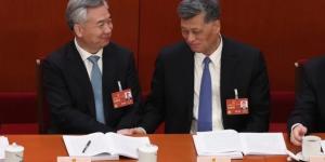 2023年3月5日，中共十四届全国人大一次会议在北京开幕，中共中纪委书记李希（左）与时任新疆党委书记马兴瑞（右）出席开幕式。（图片来源：Lintao Zhang/Getty Images）