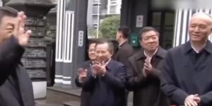 2024年的一次公开活动中，蔡奇注视习近平。（图片来源：视频截图）