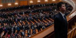 2026年3月9日，中国北京，中共全国人民代表大会第二次全体会议于人民大会堂闭幕，代表们离场。（图片来源：Kevin Frayer/Getty Images）