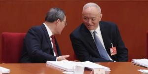 2026年3月5日，中共国务院总理李强（左）在北京人民大会堂举行的中共全国人民代表大会开幕式上，与中共中央办公厅主任蔡奇（右）交谈。（图片来源：Lintao Zhang/Getty Images）
