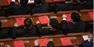 2020年5月28日，在北京人民大会堂内，中共代表出席全国人民代表大会闭幕式。（图片来源：Kevin Frayer/Getty Images）