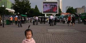 2019年6月21日，在平壤中央火车站外的一处公共广场上，人们正在观看电视新闻播报中共党魁习近平访问平壤期间与朝鲜领导人金正恩会晤的画面。（图片来源：ED JONES/AFP via Getty Images）