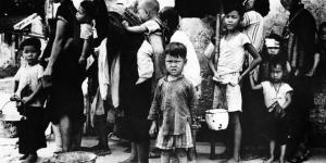 这张拍摄于1962年5月的照片显示，中国大陆难民在香港排队领餐。在由中共“大跃进”政策引发的饥荒期间，有14-20万人非法进入香港。（图片来源：AFP via Getty Images）