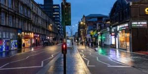 2022年10月27日，英国格拉斯哥绍基霍尔街（Sauchiehall Street）街景。总部位于西班牙的人权组织“保护卫士”（Safeguard Defenders）曾指称，一处中共海外秘密警察站在当地运作，负责监控海外中国公民并施压部分人士返回中国。（图片来源：Robert Perry/Getty Images）