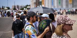 5月，游客们在里斯本热罗尼莫斯修道院前排队。(PATRICIA DE MELO MOREIRA/ AFP via Getty Images)