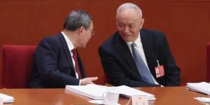 2026年3月5日，中共国务院总理李强（左）在北京人民大会堂举行的中共全国人民代表大会开幕式上，与中共中央办公厅主任蔡奇（右）交谈。（图片来源：Lintao Zhang/Getty Images）