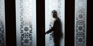 2025年3月6日，一名中共安保人员正在大会堂关门。（图片来源：GREG BAKER/AFP via Getty Images） 