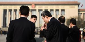 2018年3月19日，在北京人民大会堂举行的第十三届全国人民代表大会第七次全体会议召开前，与会代表们在天安门广场吸烟。（图片来源：Etienne Oliveau/Getty Images）